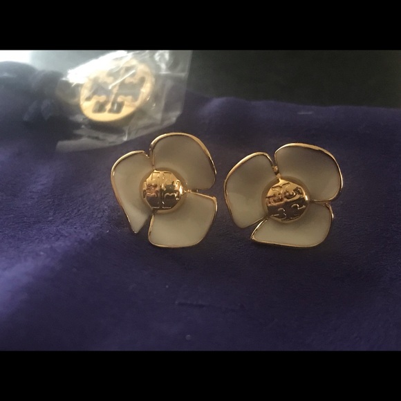 💕💕Tory Burch Ivory/Tory Gold Fleur Stud Earrings - Picture 3 of 6